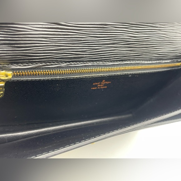 Louis Vuitton Epi Clutch - Picture 9 of 12